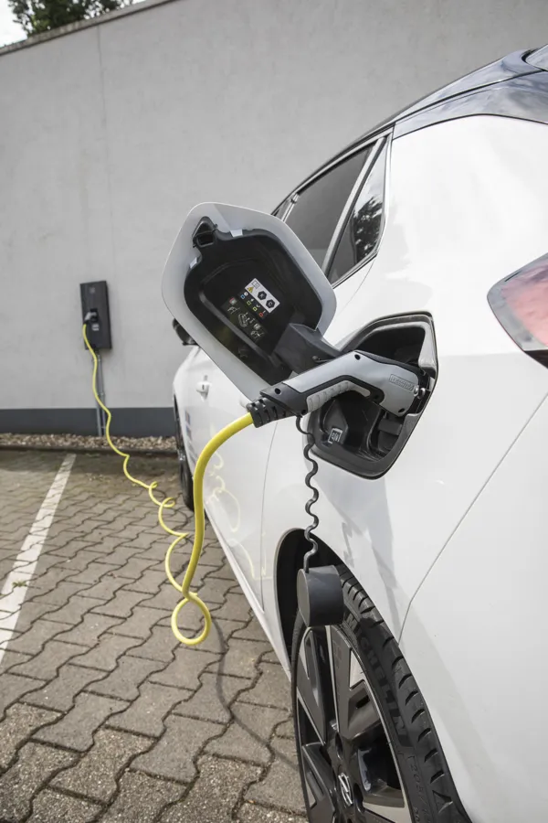 Elektrofahrzeug an einer von Elektro Gerhardt installierten Wallbox